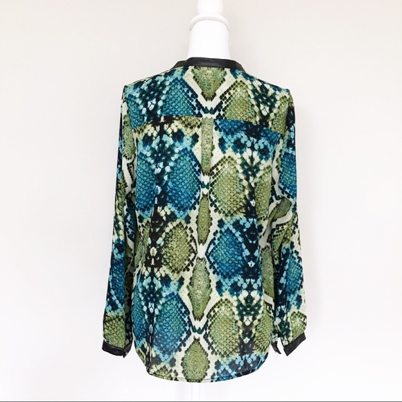 🌸 Zac & Rachel Snakeskin Blouse - Picture 2 of 4